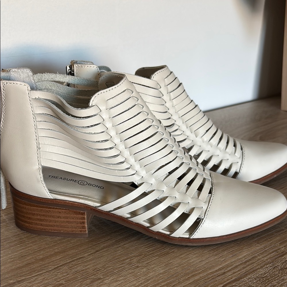 Treasure & Bond White Ankle Booties with Cut-Out Design leather 7.5